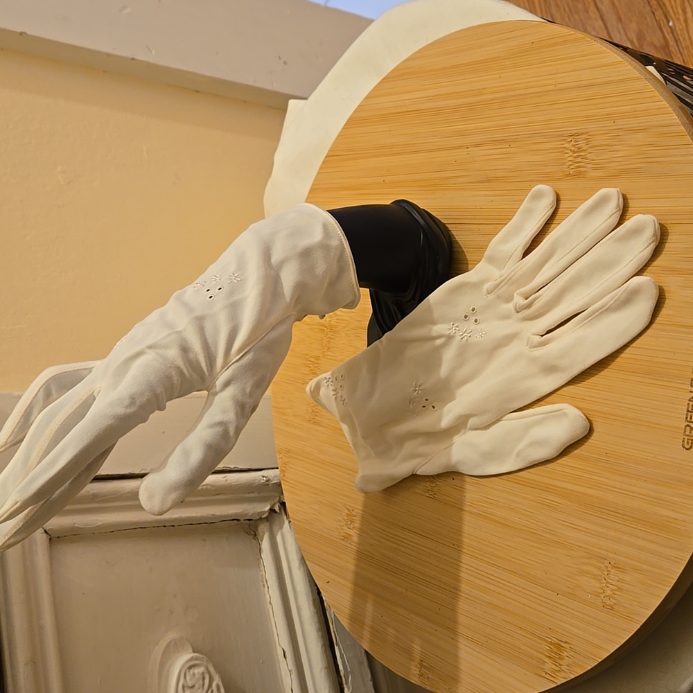 Grande vintage cream nylon gloves Sz 7.5